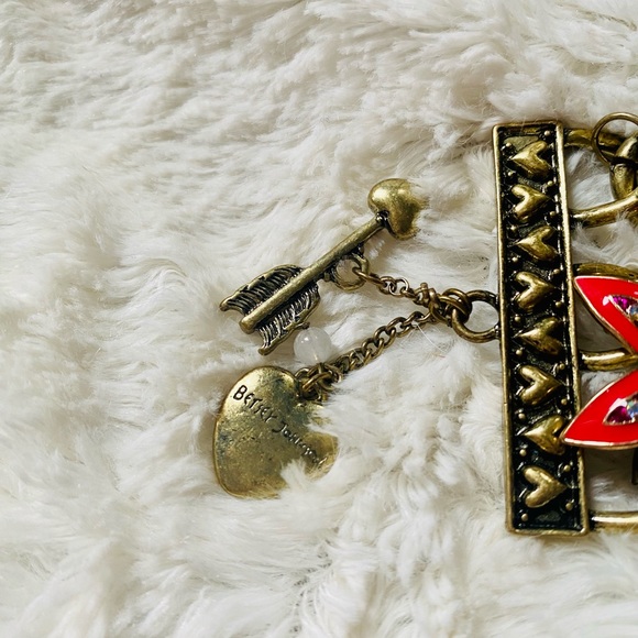 Betsey Johnson Statement Bracelet - Picture 5 of 6